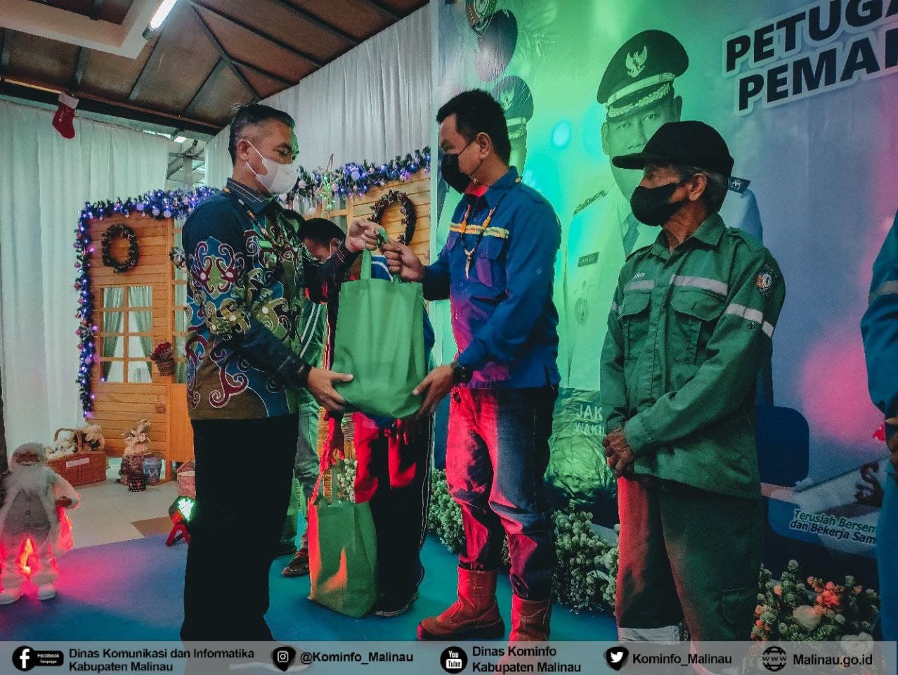 500 Pegawai Kontrak DPUPR-PERKIM dan DLH Terima Parcel Natal dari Bupati image 2