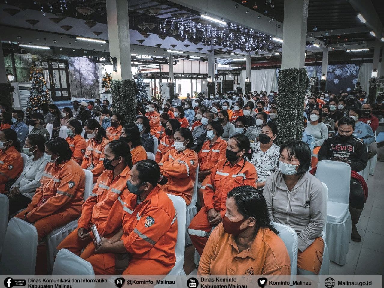 500 Pegawai Kontrak DPUPR-PERKIM dan DLH Terima Parcel Natal dari Bupati image 3