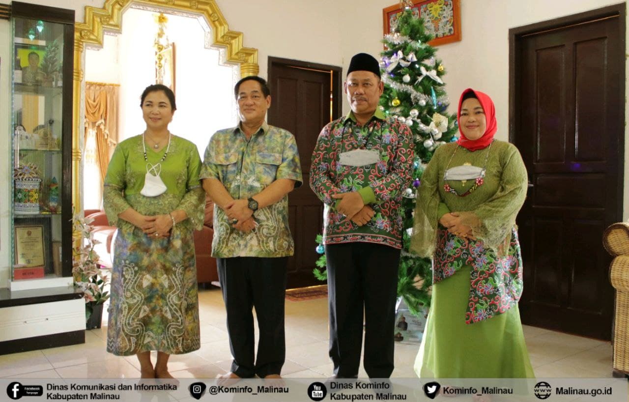 Rayakan Natal, Wabup Silaturahmi ke Rumah Bupati, Sekda dan Pejabat Daerah Lainnya image 3