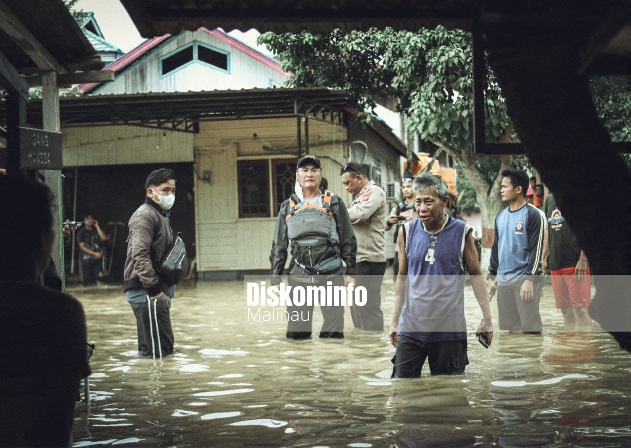 Tinjau Lokasi Banjir, Bupati Himbau Warga Untuk Selalu Waspada image 2