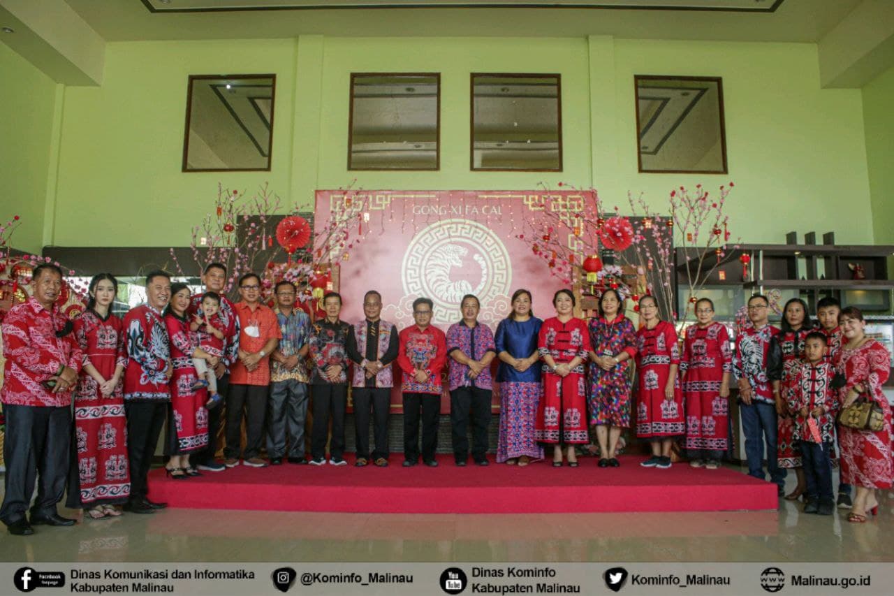Rayakan Imlek, Bupati Kunjungi Rumah Warga Tionghoa main image
