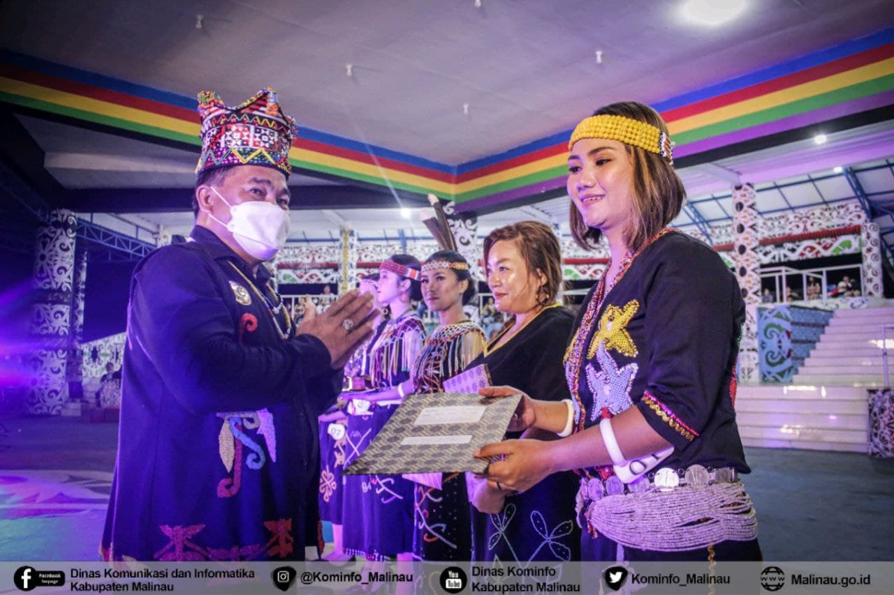 Bupati Tutup Festival Budaya Dayak Tahol image 3