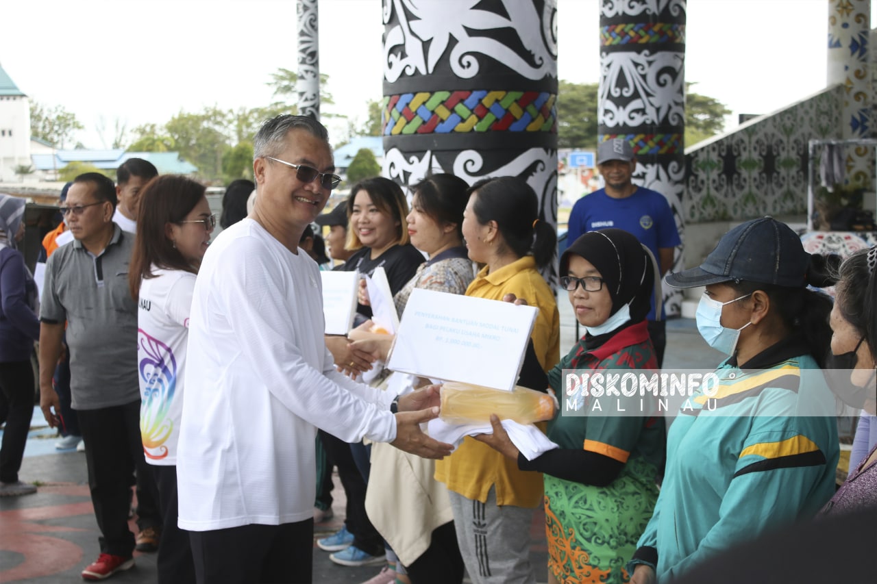 Bupati Salurkan BLT Untuk UMKM, Nelayan Tangkap, Ojek dan Supir Taksi image 2