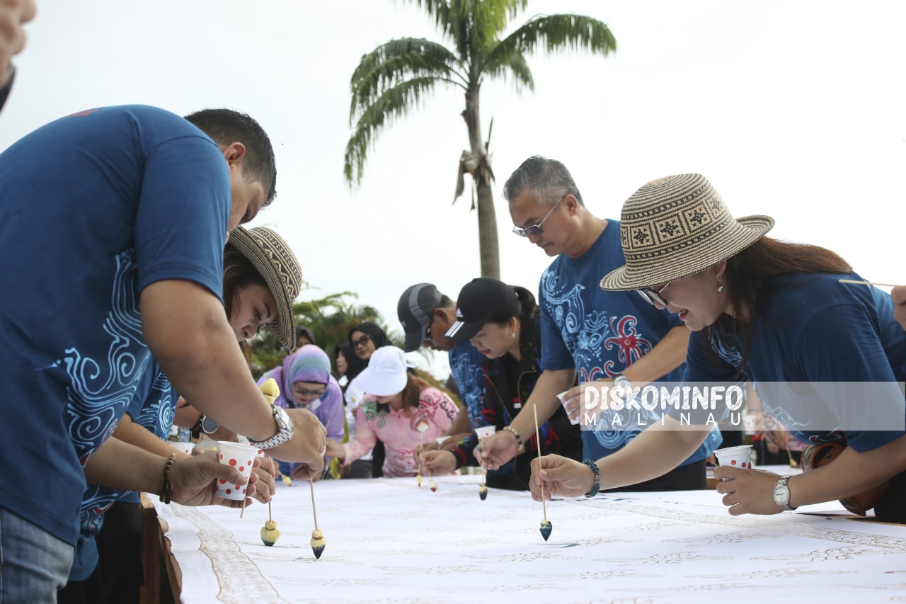 Senam dan Membatik Bersama, Bupati : Cintailah Produk Kabupaten Malinau image 3