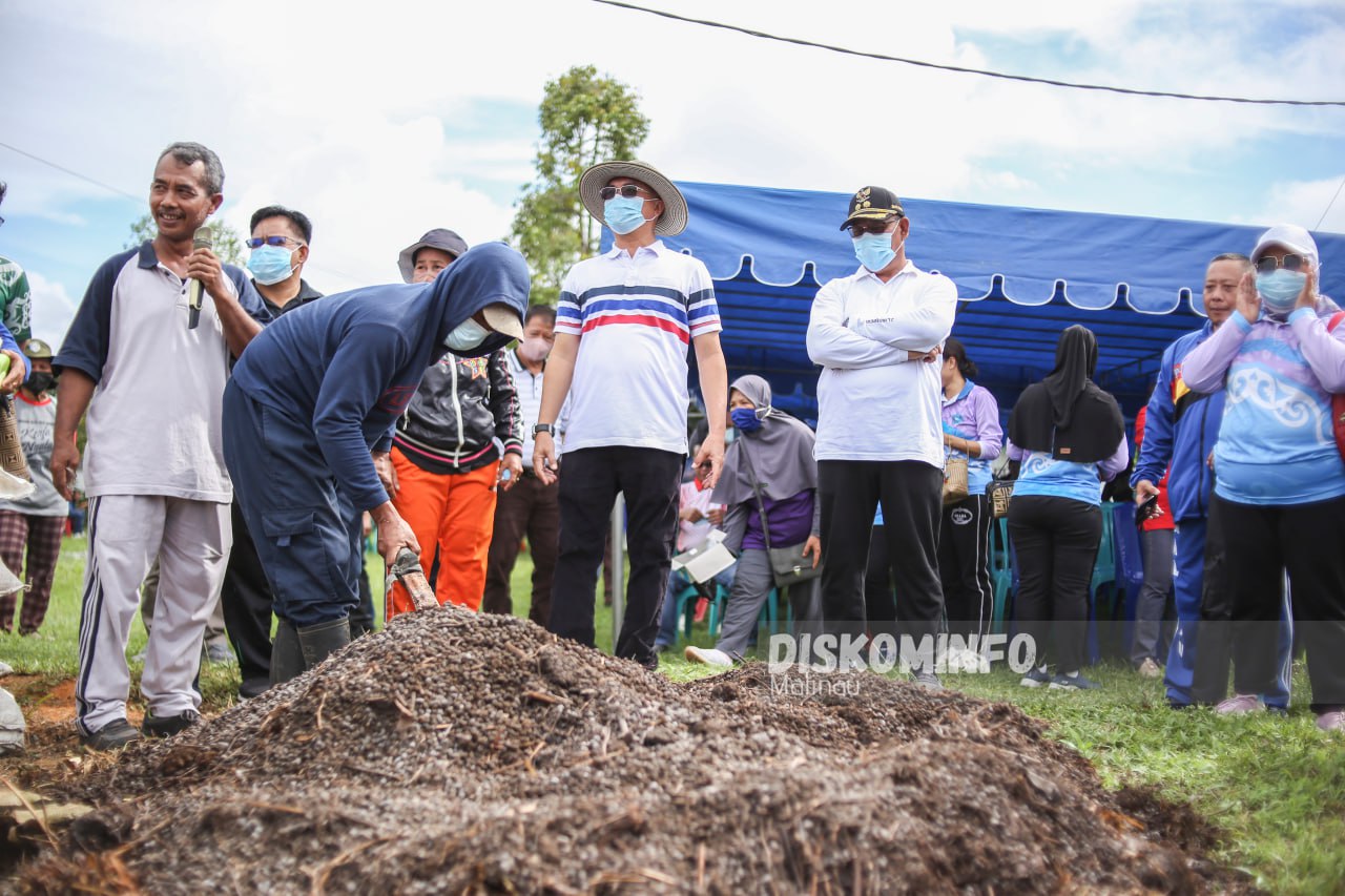 Hari Peduli Sampah Nasional, Bupati Serahkan Penghargaan Ke Pelaku Usaha Peduli Sampah image 2