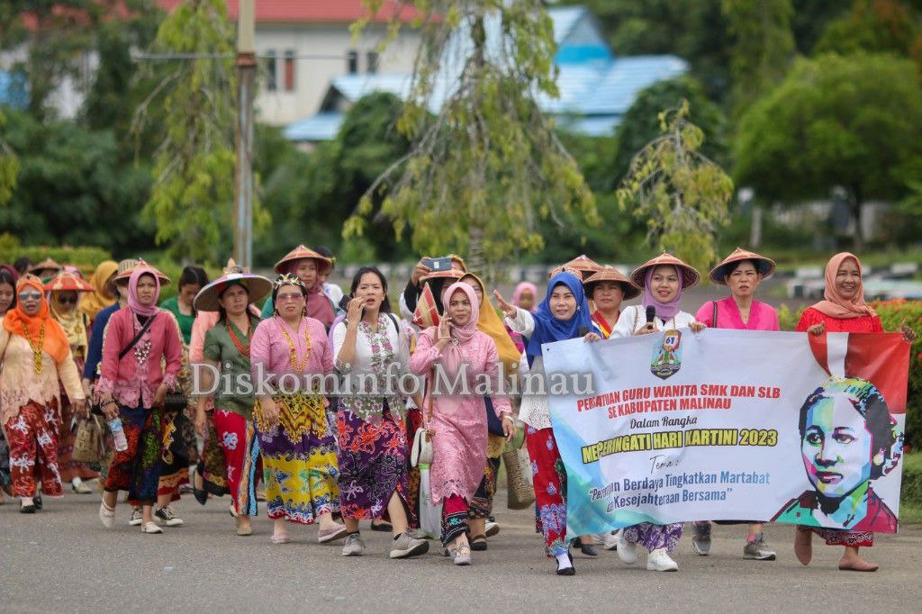 Bupati Apresiasi Kaum Perempuan Di Kemeriahan Parade Perempuan Berkebaya image 2
