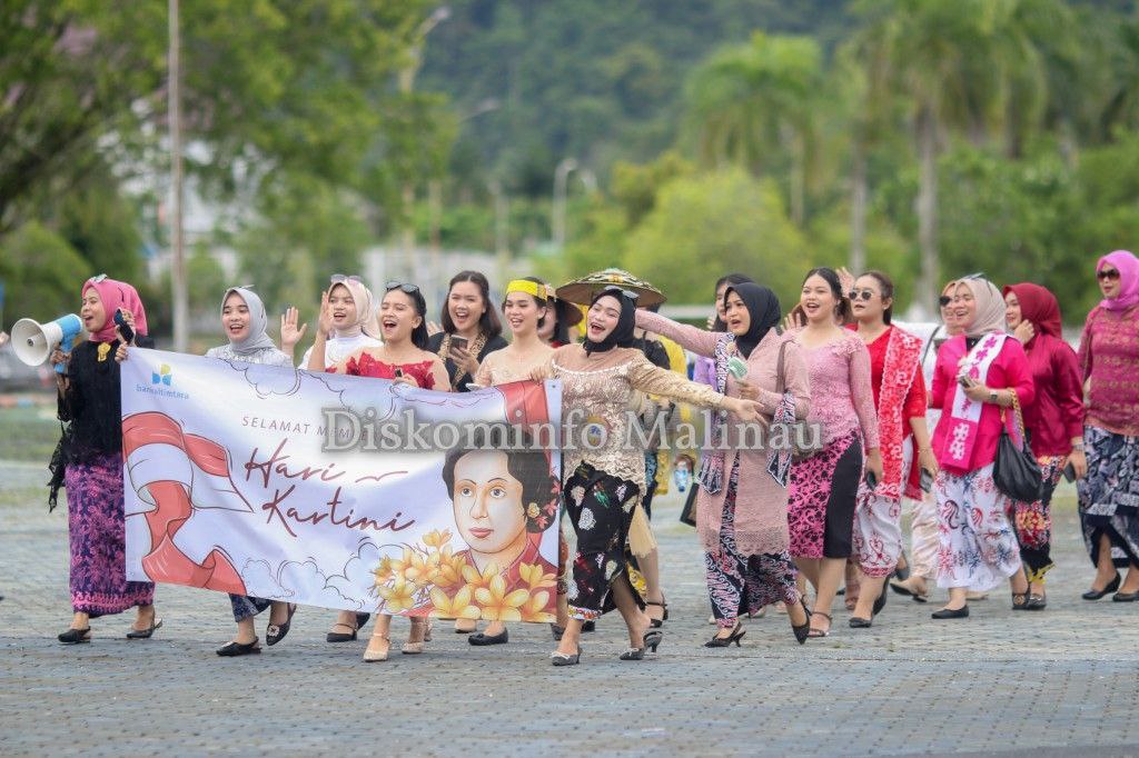 Bupati Apresiasi Kaum Perempuan Di Kemeriahan Parade Perempuan Berkebaya image 3