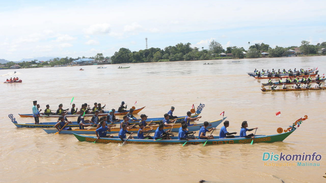 13 Perahu, 200 Peserta Meriahkan Lomba Balap Perahu Tradisional image 2