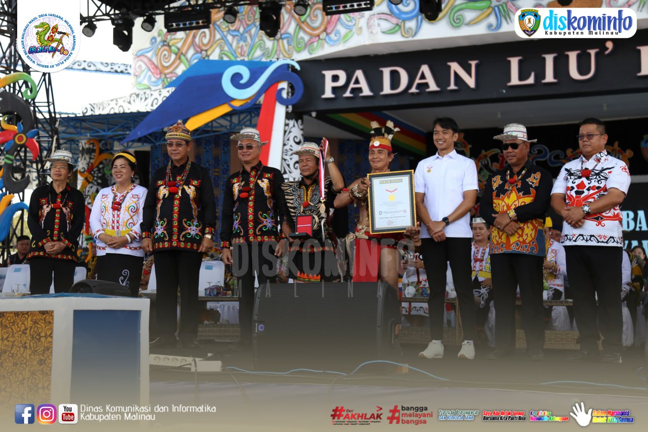 Dayak Sa’ben Pecahkan Rekor MURI Dunia Dengan Kecapi Terbesar image 2