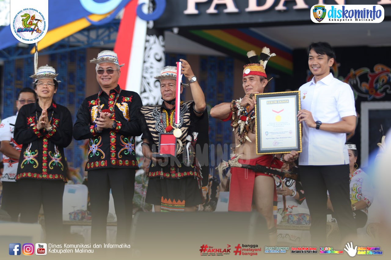 Dayak Sa’ben Pecahkan Rekor MURI Dunia Dengan Kecapi Terbesar image 3