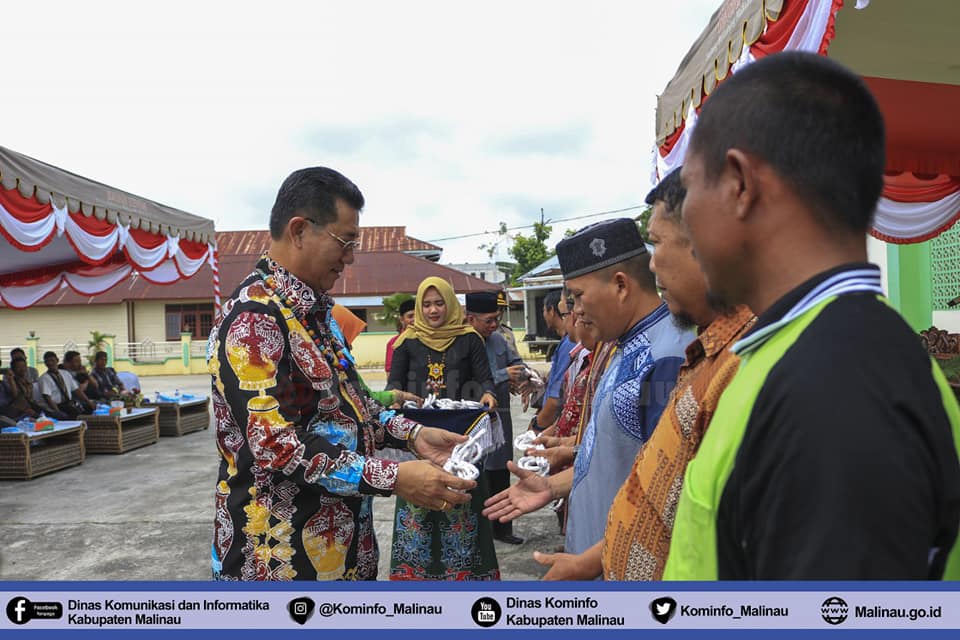 Menyambut Hari Raya Idul Adha, Bupati Malinau Serahkan Hewan Kurban