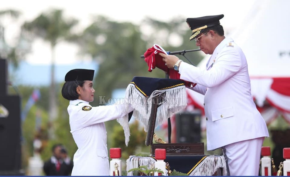 Hikmat dan Lancar, Bupati Malinau Pimpin Upacara Penurunan Bendera Merah Putih