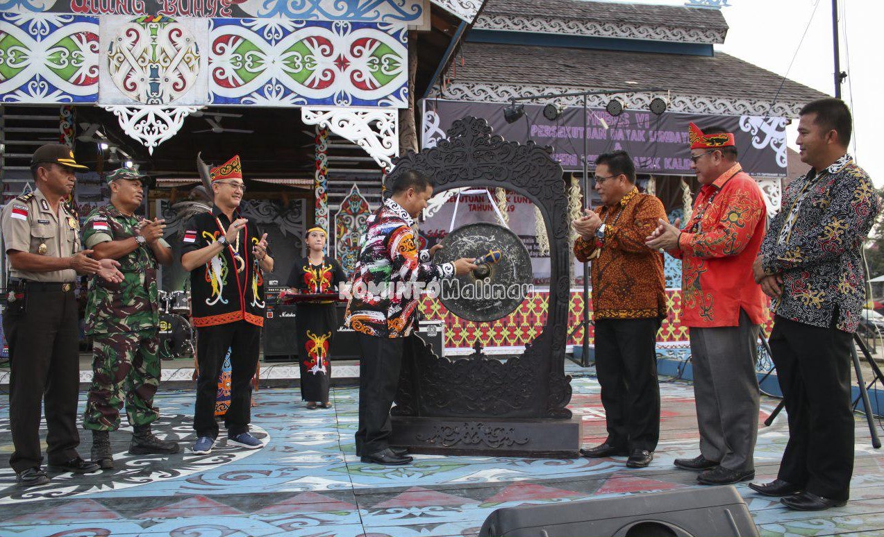 Sekda Buka Acara Pagelaran Festival Seni dan Budaya Dayak Kalimantan di Desa Wisata Pulau Sapi