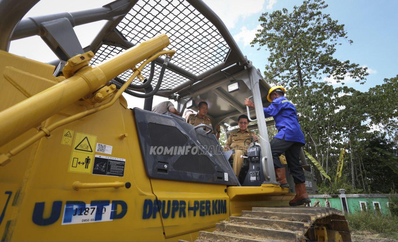 Maksimalkan Pembukaan Jalan, Pemda Malinau Serahkan Alat Berat