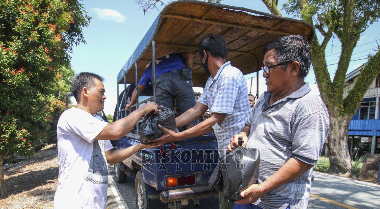 Desa Kaliamok Bagikan Sembako Kepada Seluruh Warganya