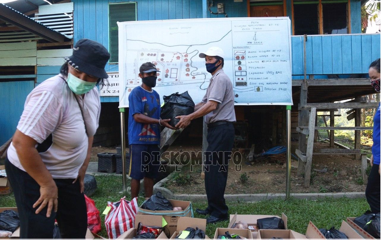 Desa Taras Ringankan Beban Dengan Membagikan Sembako Kepada Warga