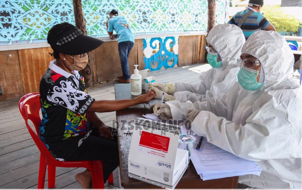 Warga Desa Pulau Sapi Jalani Rapid Test