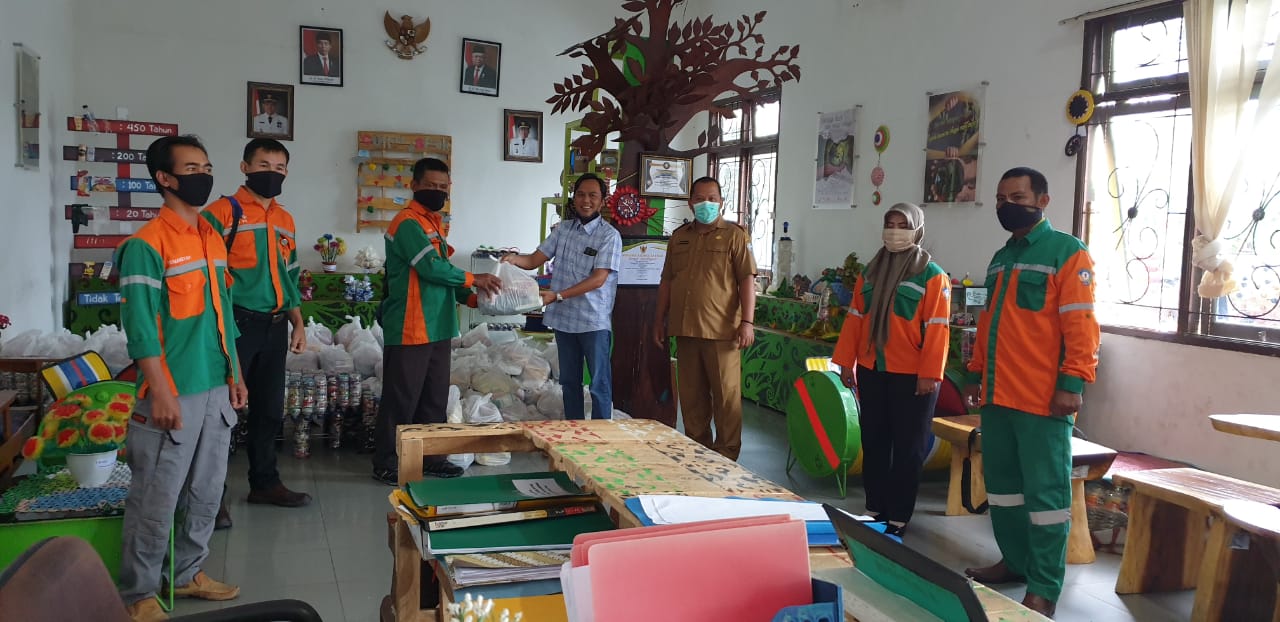 Petugas Kebersihan dan Pos Pantau Sungai Dapat Bantuan Sembako dari PT. BDMS MA