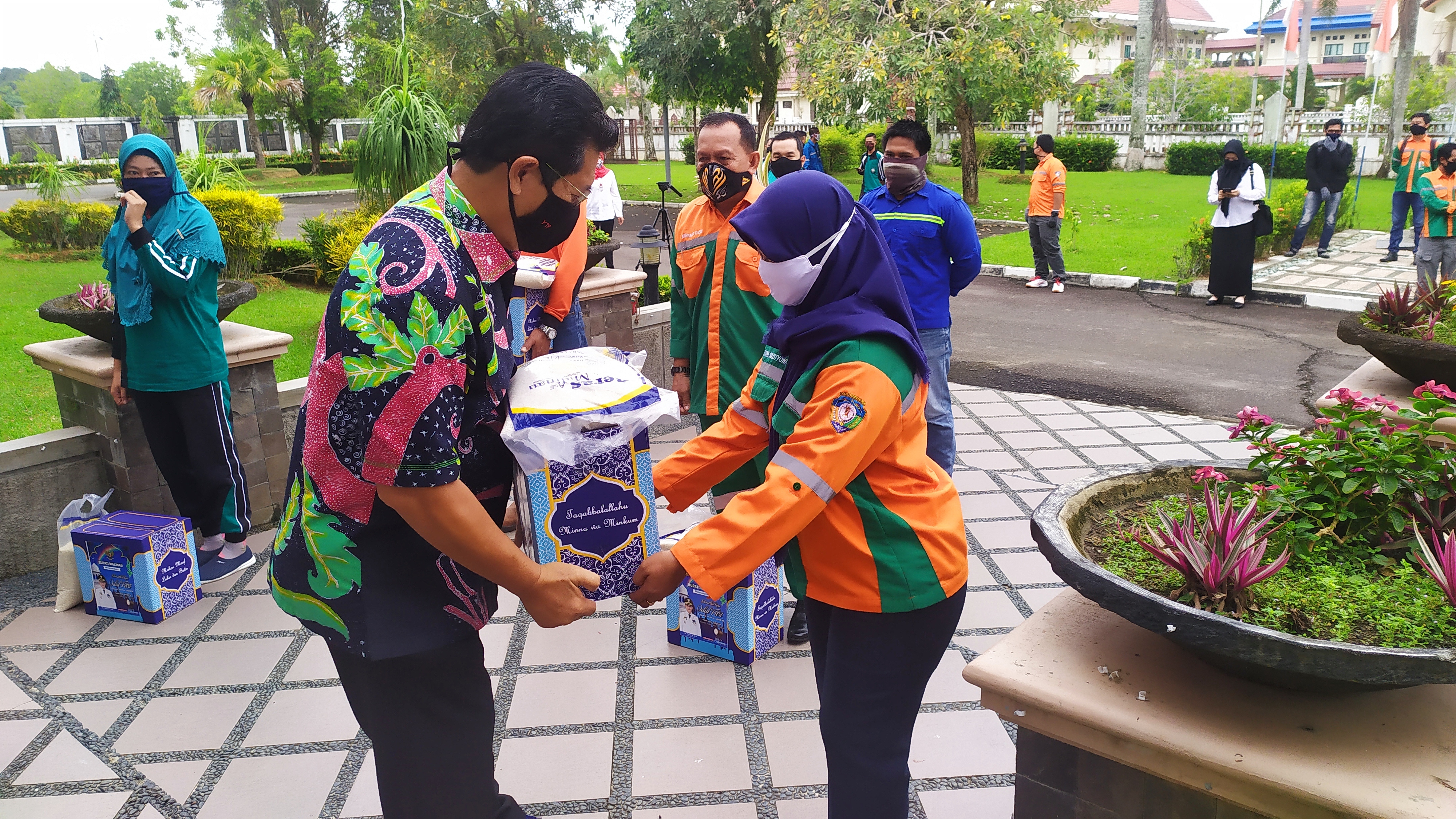 Ungkapan Perhatian dan Kebersamaan, Bupati Malinau Berbagi Bingkisan