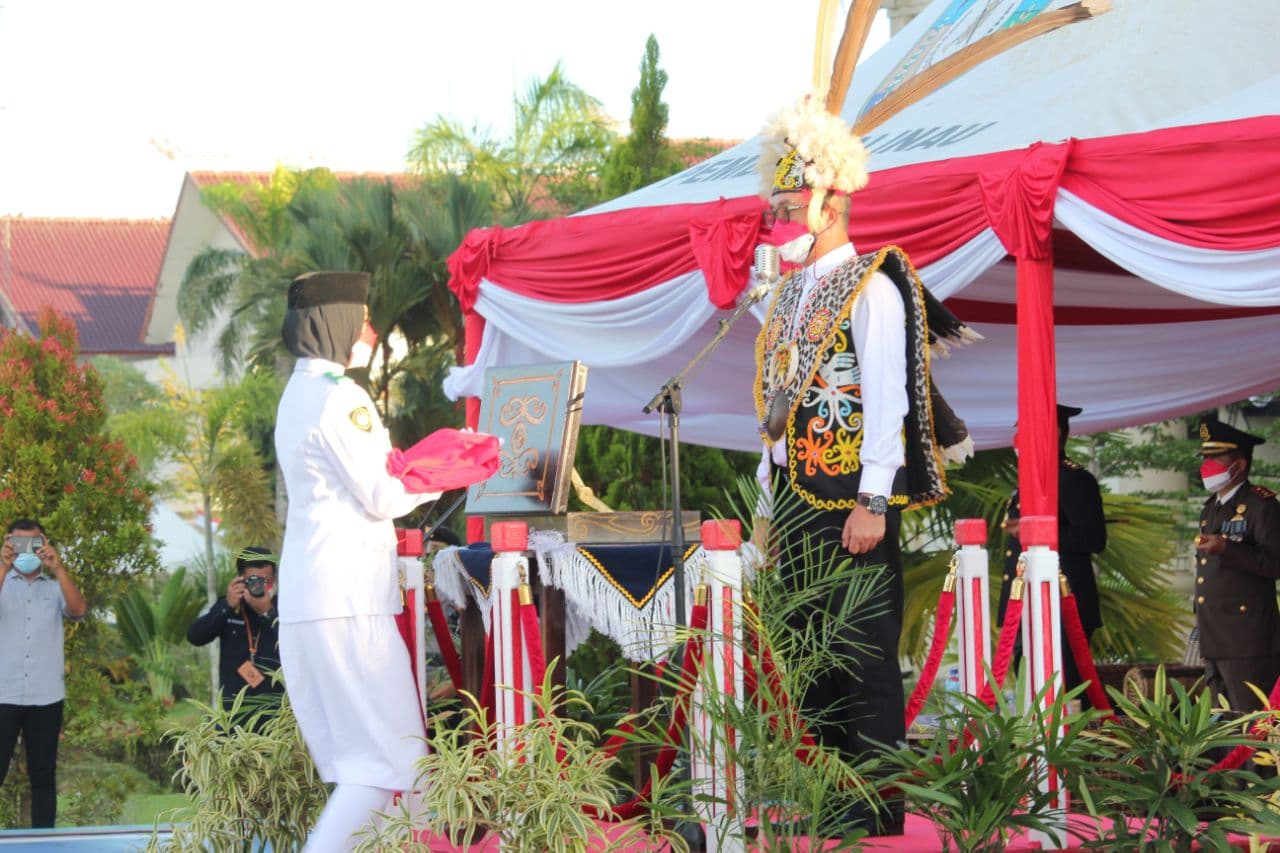 Hikmat dan Lancar, Bupati Malinau Pimpin Upacara Penurunan Bendera Merah Putih