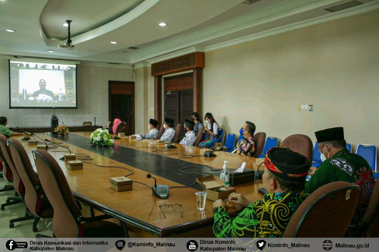 Peringati HGN Ke- 76, Bupati Sapa Para Guru Secara Virtual