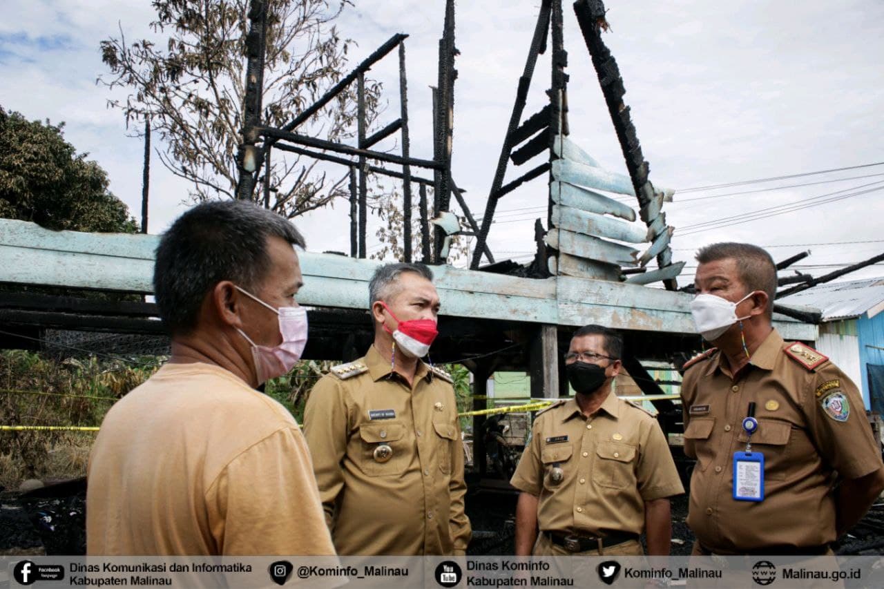 Salurkan Bantuan Korban Kebakaran, Bupati Sampaikan Permohonan Maaf