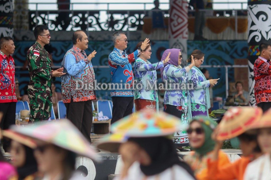 Bupati Apresiasi Kaum Perempuan Di Kemeriahan Parade Perempuan Berkebaya