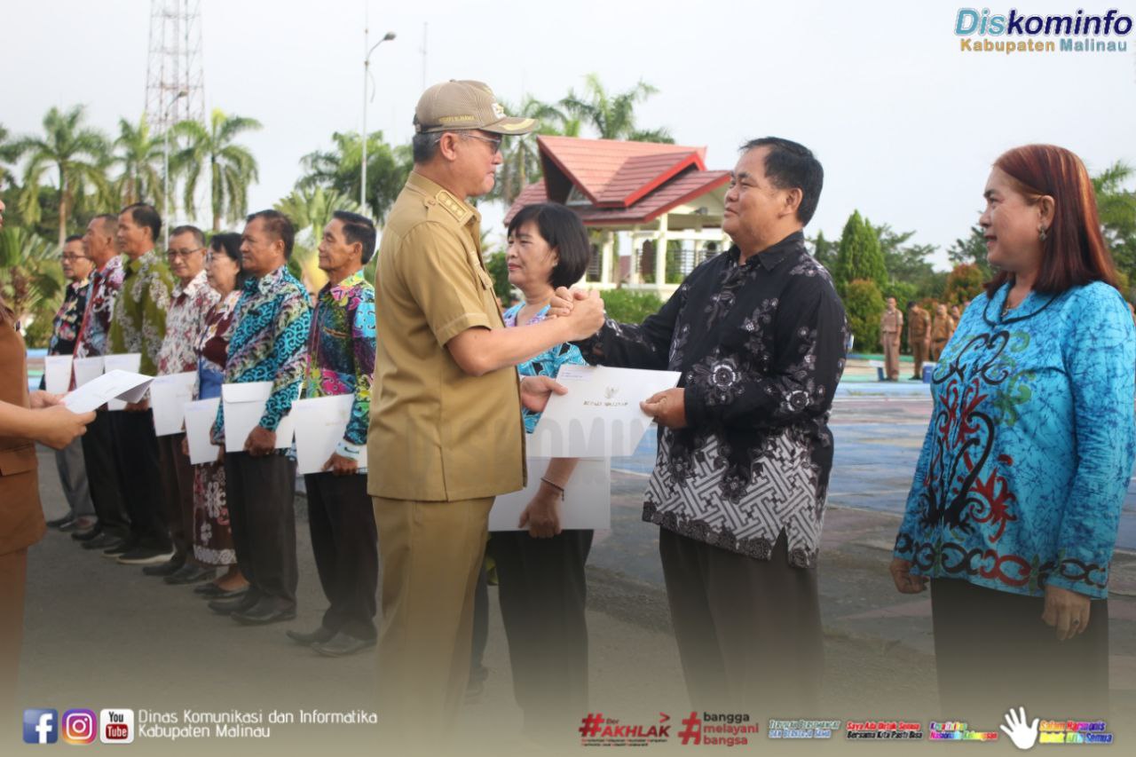 Bupati Serahkan SK Pensiun dan Terima Bantuan Mobil Ambulance