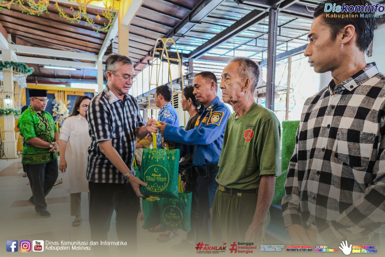 Saling Berbagi, Bupati Malinau Berikan Bingkisan Lebaran Kepada Tenaga Non ASN