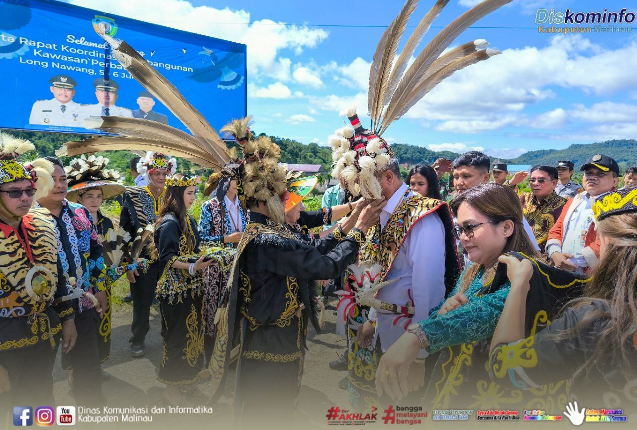 Tiba Di Desa Long Nawang, Bupati Malinau Disambut Masyarakat Setempat