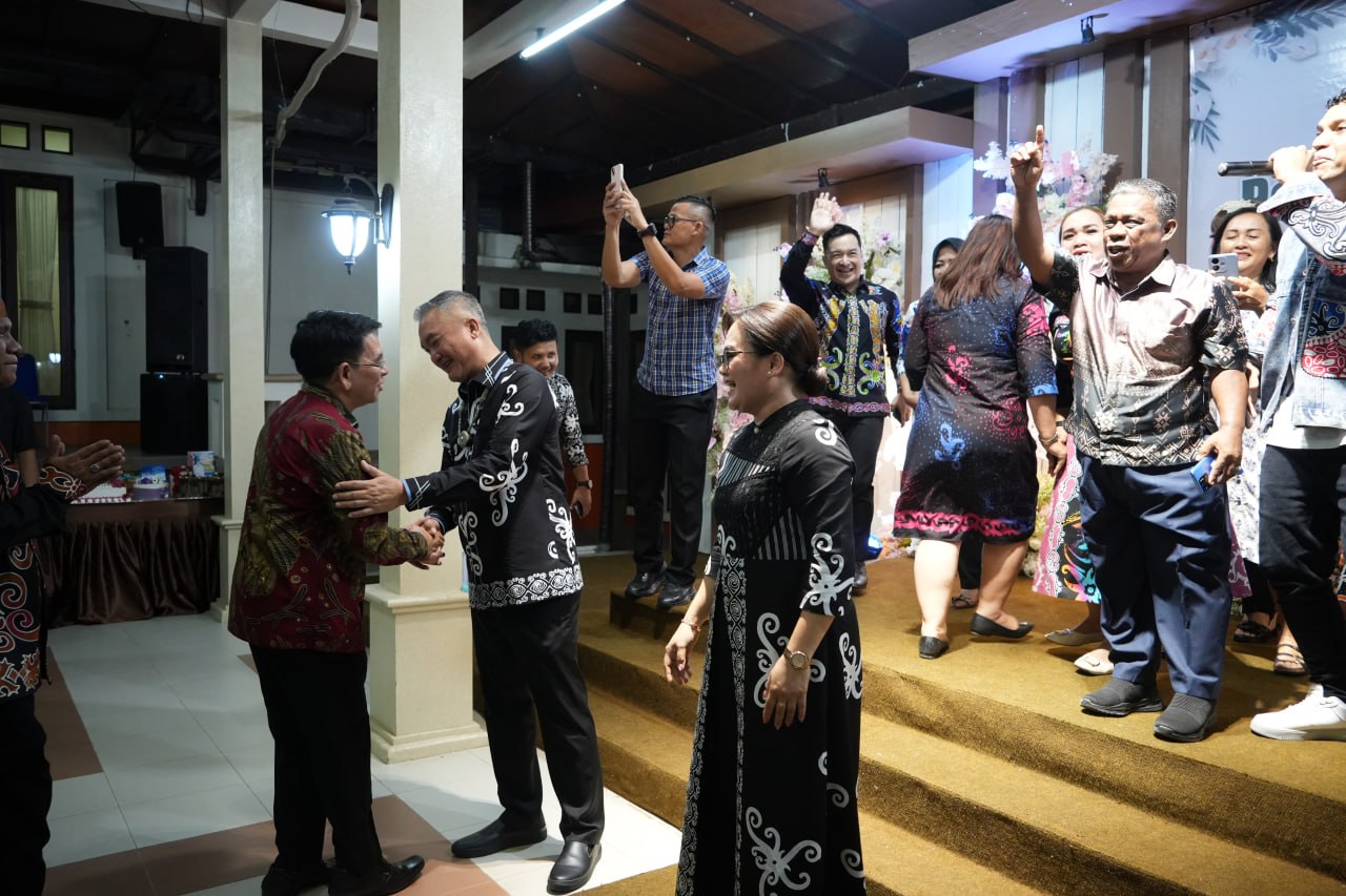 Bupati Wempi Rayakan Ulang Tahun ke-52, Silet Open Up Beri Kejutan di Malam Syukuran
